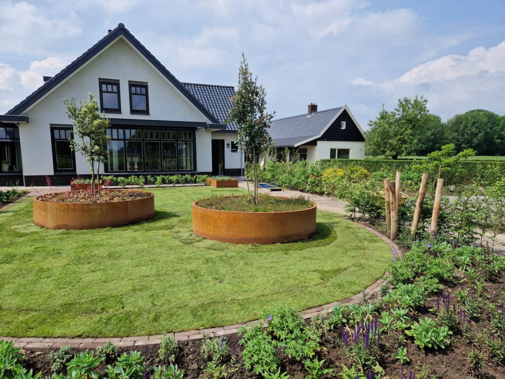 Rond gazon omringd met planten