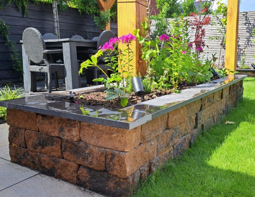 Plantenbak met houten overkapping